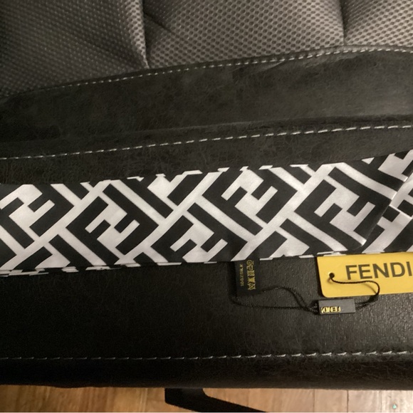 Fendi Black and White Geometric Scarf with the iconic Logo 45x2 1/2 inches - Picture 2 of 5